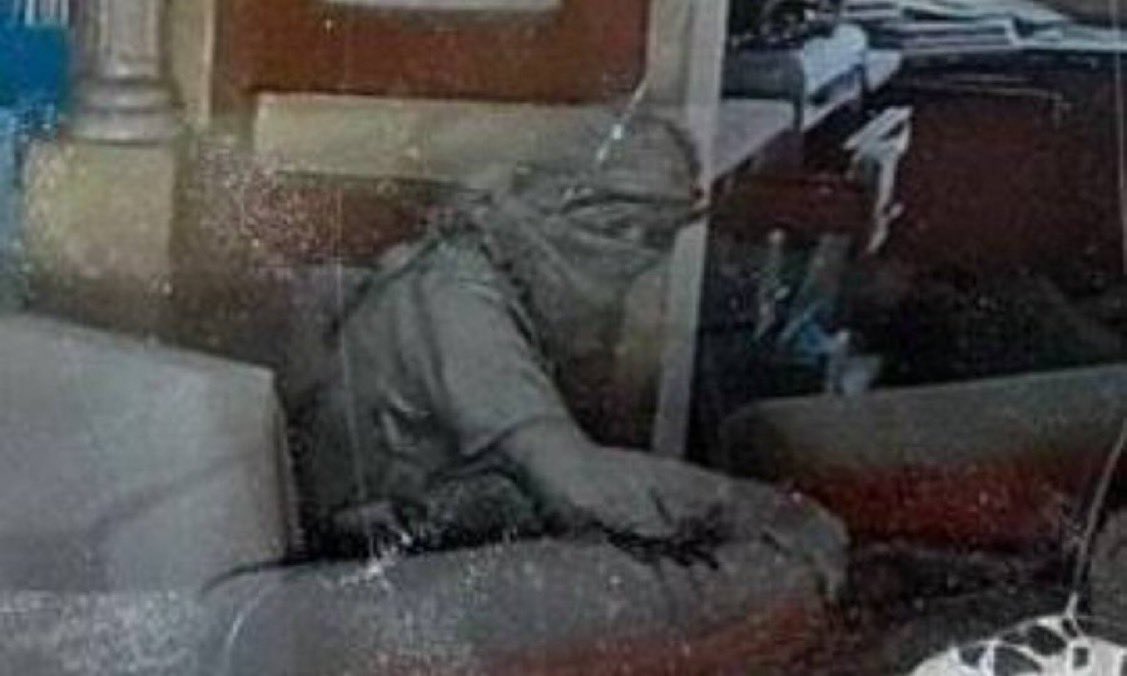 لو أماط اللثام #يحيى_السنوار لطائرة الدرون كان سيعرفه الاحتلال ويستنفر حتى يقبض عليه حي، لكن معايير أبوإبراهيم للحياة تختلف. 

قُل لِلحَيَاةِ إن إستَطَعَتَ وَدَاعًا 
نِصْفُ الشجاعَةِ أن تَمُوتَ شُجاعًا

عِش مِثلَمَا وَلَدَتكَ أمُّكَ بَاسلًا 
 إنَّ الحرَّائر ﻻَ يَلِدْنَ ضِباعا