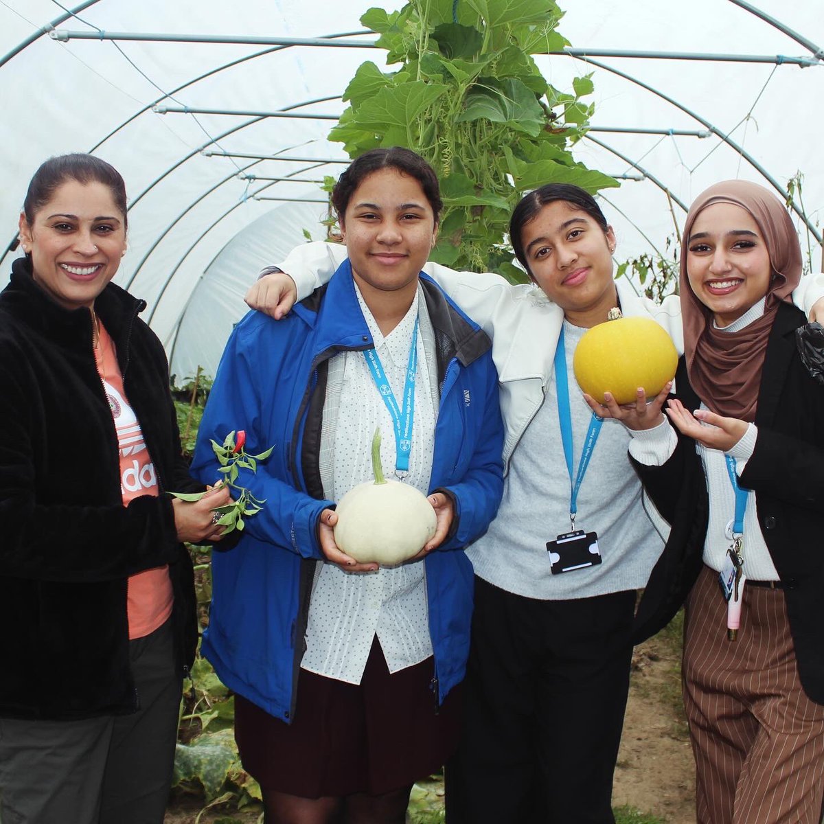 FeatherstoneHS's tweet photo. Climate change disproportionately impacts those living with the lowest incomes. 6th Formers joined the @SouthallCommAll as part of London Challenge Poverty Week 2024 to discuss these important issues. 
@VHSchool #londonchallengepovertyweek #4in10 https://t.co/aZCF5u9Tij