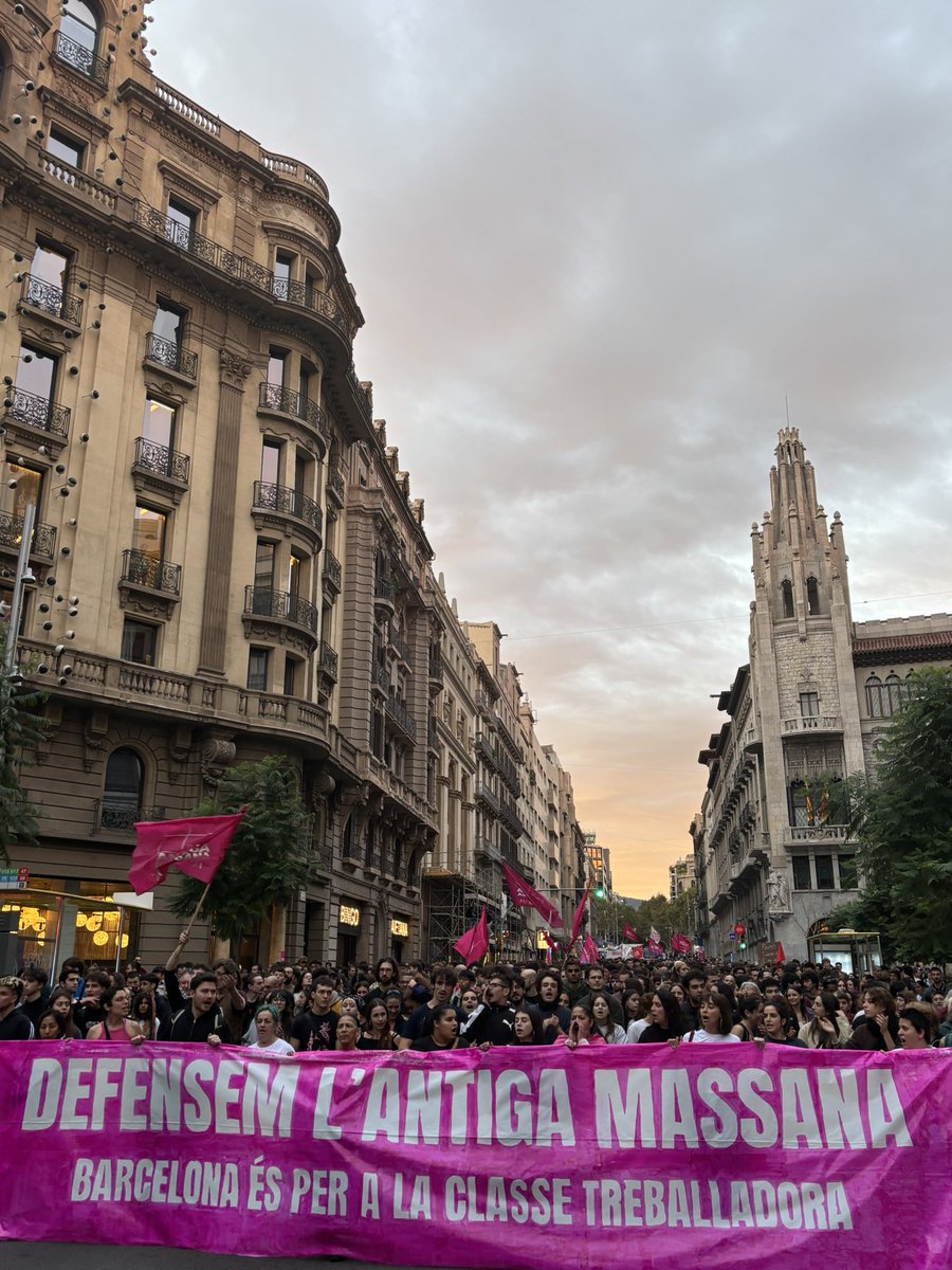 annaalfonsoc's tweet photo. Els manifestants desborden la Via Laietana de Barcelona per defensar l’@antigamassana: “No hi ha projecte, l’Ajuntament ens vol fer fora per tenir l’edifici tancat”
#18OAntigaMassana

https://t.co/RsJfe12sUS https://t.co/o1ZhuOdzi9