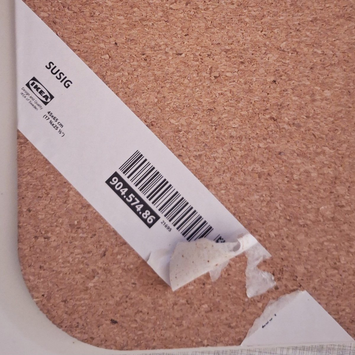 maekkel's tweet photo. Ikea Schreibunterlage "Susig" 
Etikett nicht sauber entfernbar. Klebespuren auf beiden Seiten.

@IKEA 
#IKEA #produktfail https://t.co/NeJCcJbkDd