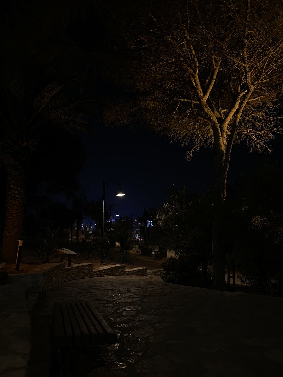 İfade edemediğim bir eksiklik var içimde,sanki her şey başka türlü olabilirdi.