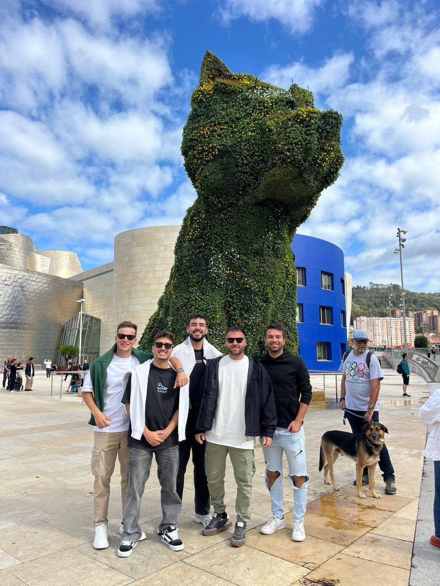 Ya teníamos la foto del grupo che, alguien que nos ayude a sacar al hombre con su perro de la foto por favor