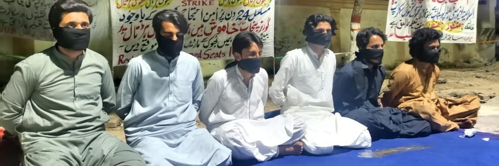 SaherQabaili's tweet photo. متوجہ!
تمام سٹوڈنٹ تنظیموں نے اج فیصلہ کیاہےکہ ہم لوگ منڈےکےروز اسلام اباد کارخ کریں گےاگر ہمارے مطالبات نہیں مانےجاتے۔
ملک بھرمیں طلباء کےساتھ جاری غیرآئینی اور نارواسلوک مزید بند کریں۔
ہم تعلیم بچانے نکلےہیں آؤ ہمارےساتھ چلو۔
@Ahmad_Noorani @HamidMirPAK
#WewantStudentsUnuion https://t.co/DtlnoKduMe