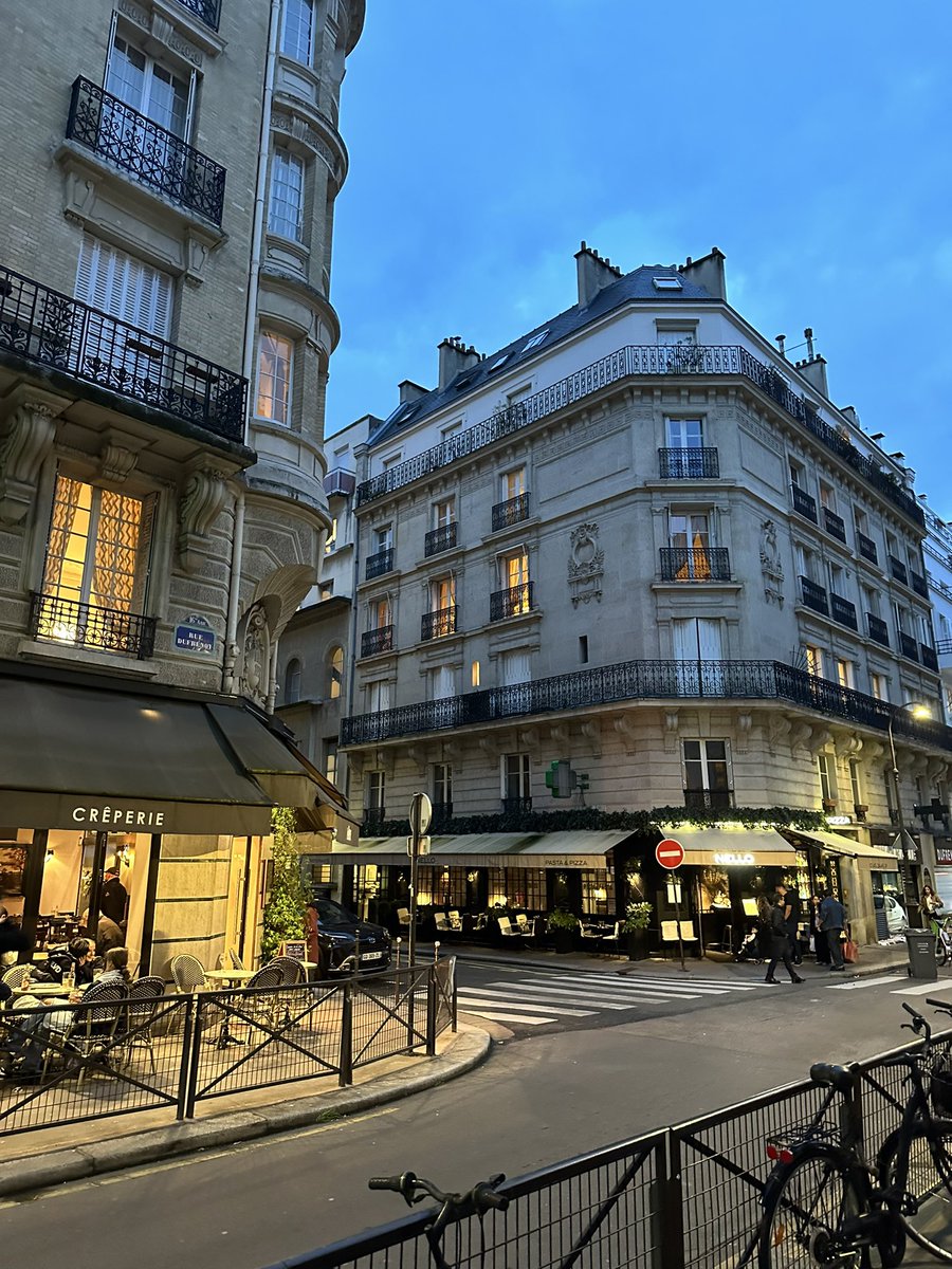 Sorbonne Art historian tweet media