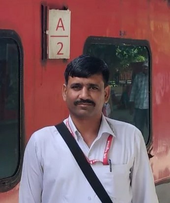 niranjanparihar's tweet photo. #SI भर्ती परीक्षा 2021 में कई ऐसे उम्मीदवार हैं, जो मेरिट के साथ पास हुए और इससे पहले सेना, रेल्वे, टीचर, क्लर्क और #RAS Allied छोड़कर आए हैं। 

कुछ नाम... परिवार में अकेली कमाने वाली चेनू कॉंस्टेबल से टीचर बनीं, नौकरी छोड़कर एसआई बनीं। अनीता यादव स्कूल लेक्चरर व सीनियर टीचर के बाद SI भर्ती में आई। गंगा बेड़ा ने भी बड़ी हसरतों से SI बनने के सपने को पूरा किया। विक्रम पंवार 16 साल सेना की नौकरी के बाद RAS allied और 2021 में एसआई भर्ती में सफल हुए। पृथ्वीराज ने हाईकोर्ट में सहायक के बाद रेलवे में स्टेनो पद छोड़ SI भर्ती को चुना। शिवनारायण सेना से निकलकर रेलवे में टीटीई बने, और ग्राम विकास अधिकारी व पटवारी में चयनित हुए, लेकिन SI की नौकरी चुनी। सतबीर मांडा ने भी SI बनने का ख्वाब मेहनत से पूरा किया। इनके जैसे और भी अनेक हैं, जिनकी अपनी कोशिशें कामयाब रहीं।

इस्तीफाशुदा मंत्री @DrKirodilalBJP सहित कुछ लोग कह रहे हैं कि भर्ती रद्ध करो, परंतु @RajCMO से सवाल है कि चंद लोगों की गलती सारे चयनित एसआई क्यों भुगतें?  

@rb_jaat @ashokshera94 @manphoolsaran7 
@Satveer51905041 @beraganga1 @1K_Nazar @Bhagirathmahia @BhagirathNain6 @JATBera01 @MansaRajasthani @Rajsthanikaka @JATbera1