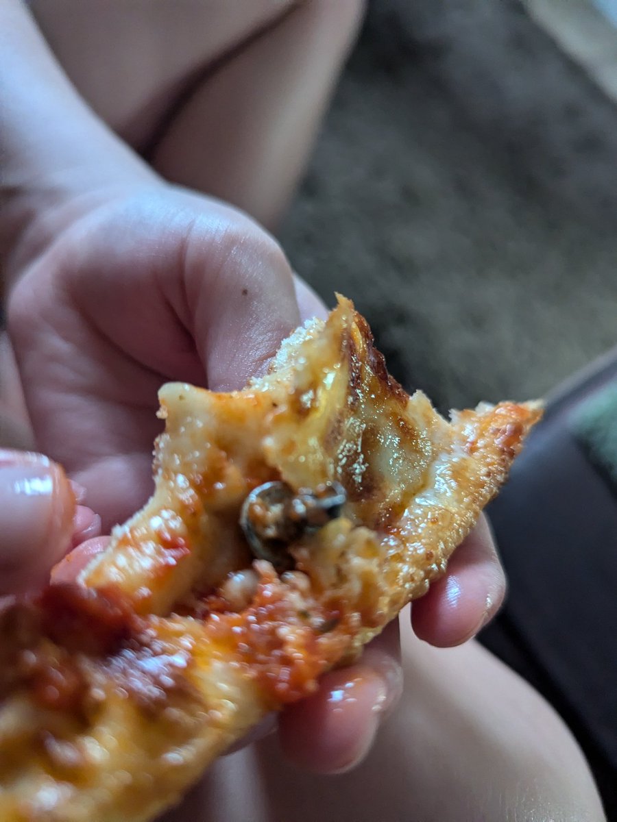 LOITERER19's tweet photo. A-Farm pizzas in Plympton, Plymouth have a near 5 *review on #JustEatTakeaway, I had a bad order, (3 pizzas, all over an hour late, 1 entirely wrong and 1 with a screw in [my 7 yo sons!]) and received a refund for the wrong order. And #justeat only refunded me for the wrong order https://t.co/KRHVsT6FVW