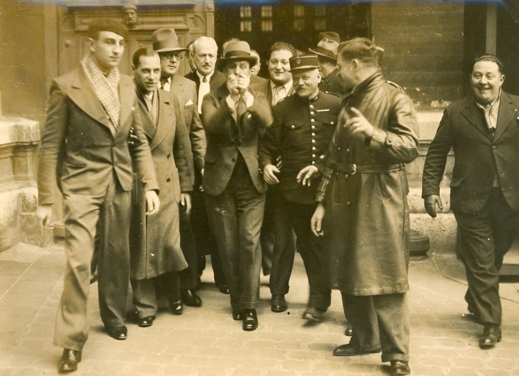 NouveauPSF's tweet photo. Des photographies de François de La Rocque prises à l'occasion des retentissants procès pour diffamation qui l'opposeront à des grandes figures politiques des années trente - notamment André Tardieu et Joseph Pozzo di Borgio - prenant naissance dans l'affaire dite des « fonds secrets » :