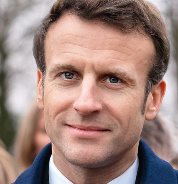 Roselyne Bachelot dresse le  portrait d'Emmanuel Macron : « Personnalité hors norme, étonnante et inclassable, pas du tout coupé du peuple ... ce type adore les gens, les rencontrer, discuter. Il voit deux personnes qui lui gueulent dessus, il fonce, il veut savoir pourquoi ...