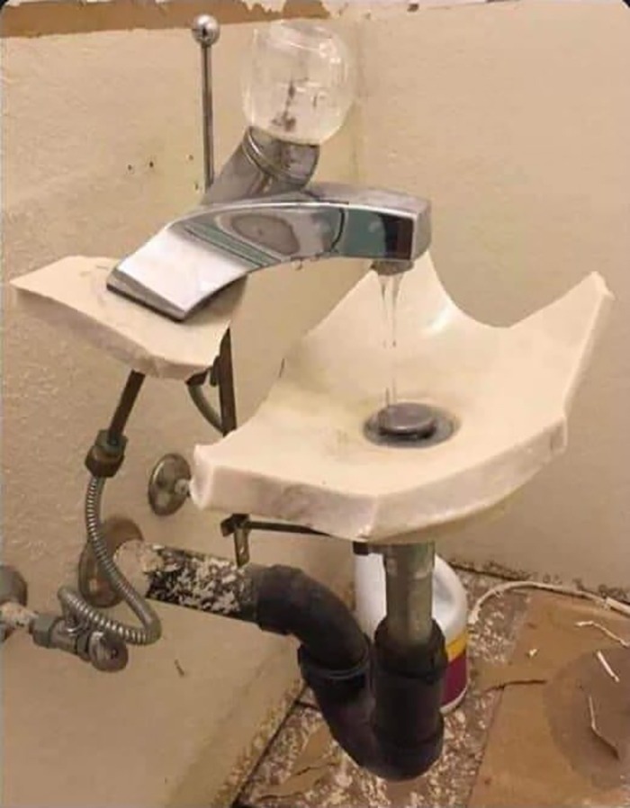 It's minimalist, it's avant-garde, it should probably just be replaced at this point.
#fridayfail #oshaapproved #oshanightmares #safetyfail #safetyfirst #oshaisthisok #worksafety #osha #ehs