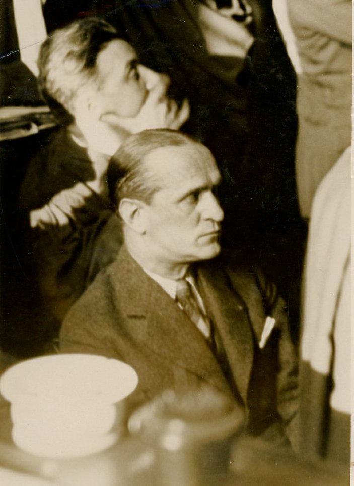 NouveauPSF's tweet photo. Des photographies de François de La Rocque prises à l'occasion des retentissants procès pour diffamation qui l'opposeront à des grandes figures politiques des années trente - notamment André Tardieu et Joseph Pozzo di Borgio - prenant naissance dans l'affaire dite des « fonds secrets » :