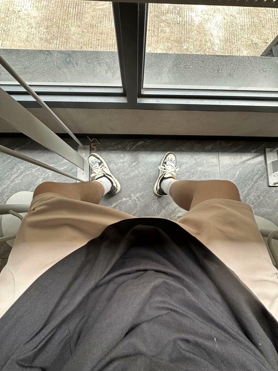 每天早出晚归的，鞋和袜都是臭臭的

#体育生 #白袜 #top #fyp #龙龙 #1s