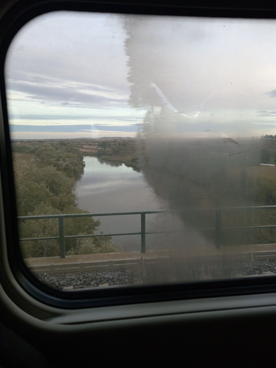 Ogon76_'s tweet photo. @Renfe @Inforenfe estamos tirados en un tren encima del Tajo https://t.co/3DJzk6AQRR