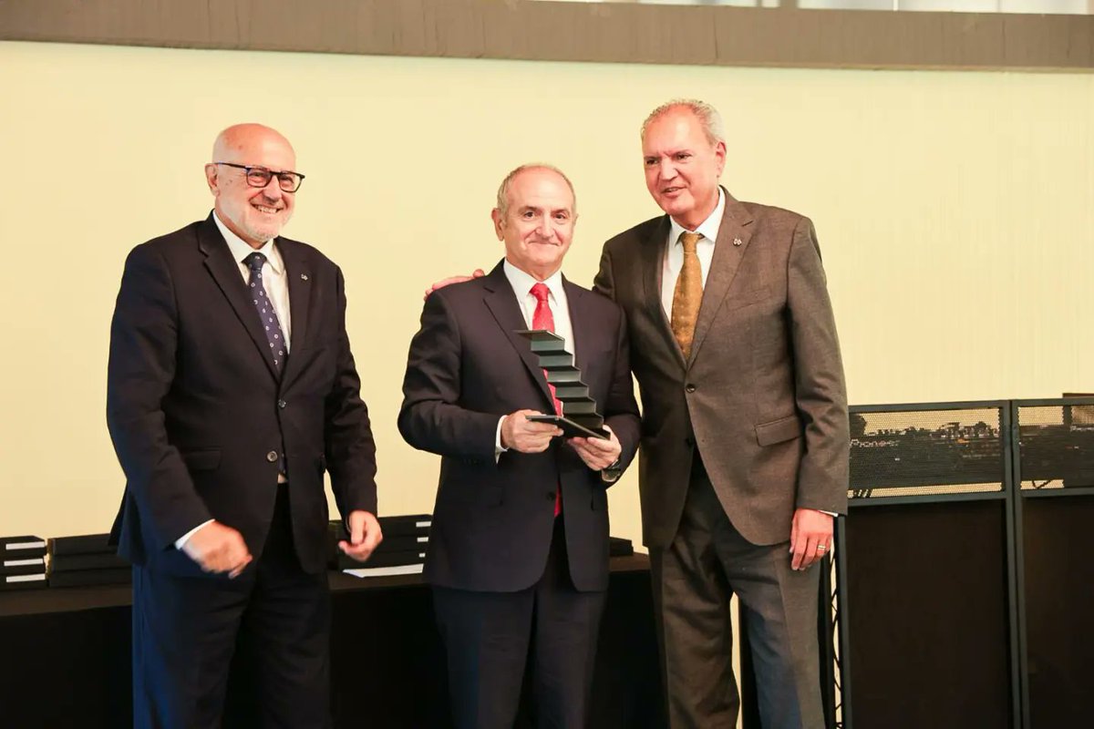 JesusFamilex's tweet photo. 🏅 Muy agradecido al Col·legi d'Administradors de Finques de Barcelona-Lleida (@CAFbcn_lleida) por el "Premio Institucional 2024"❗️ #CAFBL https://t.co/Ok3MyM30e1
