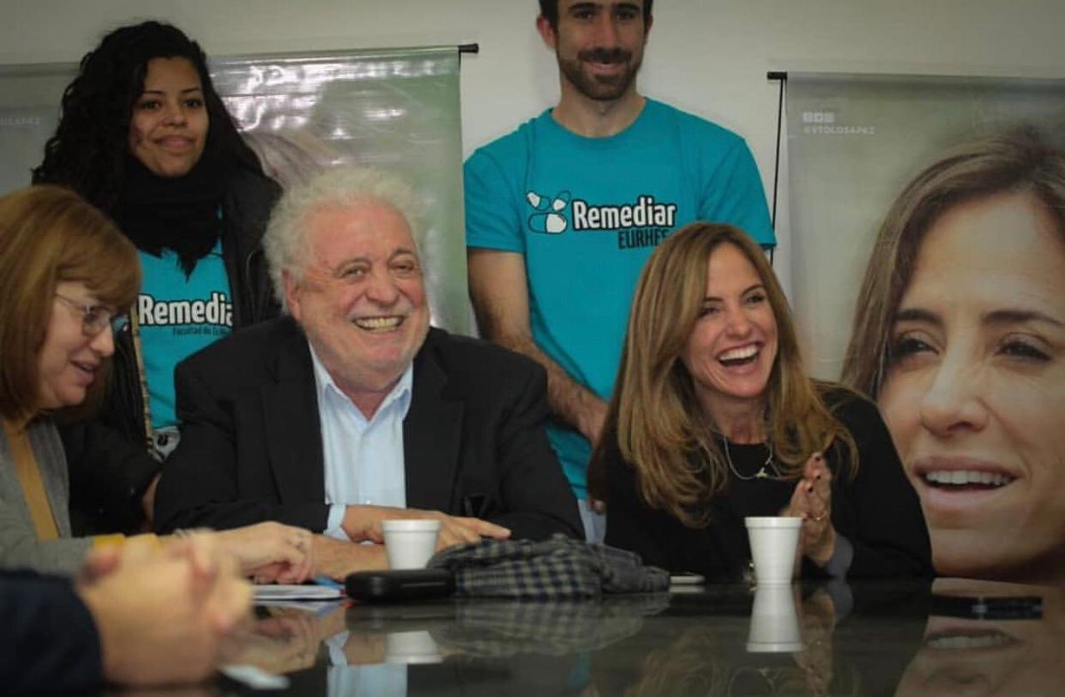 vtolosapaz's tweet image. Se fue peleando, como buen peronista, hasta el último día, dando todo para tener más días para disfrutar de la vida, de sus amores, sus hijas, nietos y sus amigos para los que siempre tuvo tiempo para seguir honrando la vida, charlar, disfrutar, reírse, escribir, leer y comer…