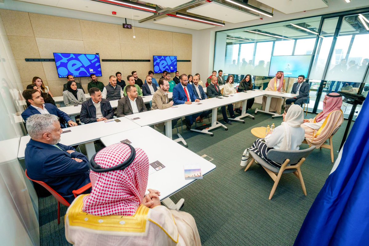 BAlkhorayef's tweet photo. يسعدني دائمًا لقاء شبابنا المبتعثين في كل زيارة خارجية أقوم بها، وقد أكدت على ذلك مجددًا خلال لقائي بمجموعة متميزة منهم في العاصمة الإسبانية مدريد، ويبقى دائمًا الفخر بطموحاتهم العالية، وتطلعاتهم الكبيرة للمساهمة في بناء مستقبل وطنهم https://t.co/ZfvnKEvuZX