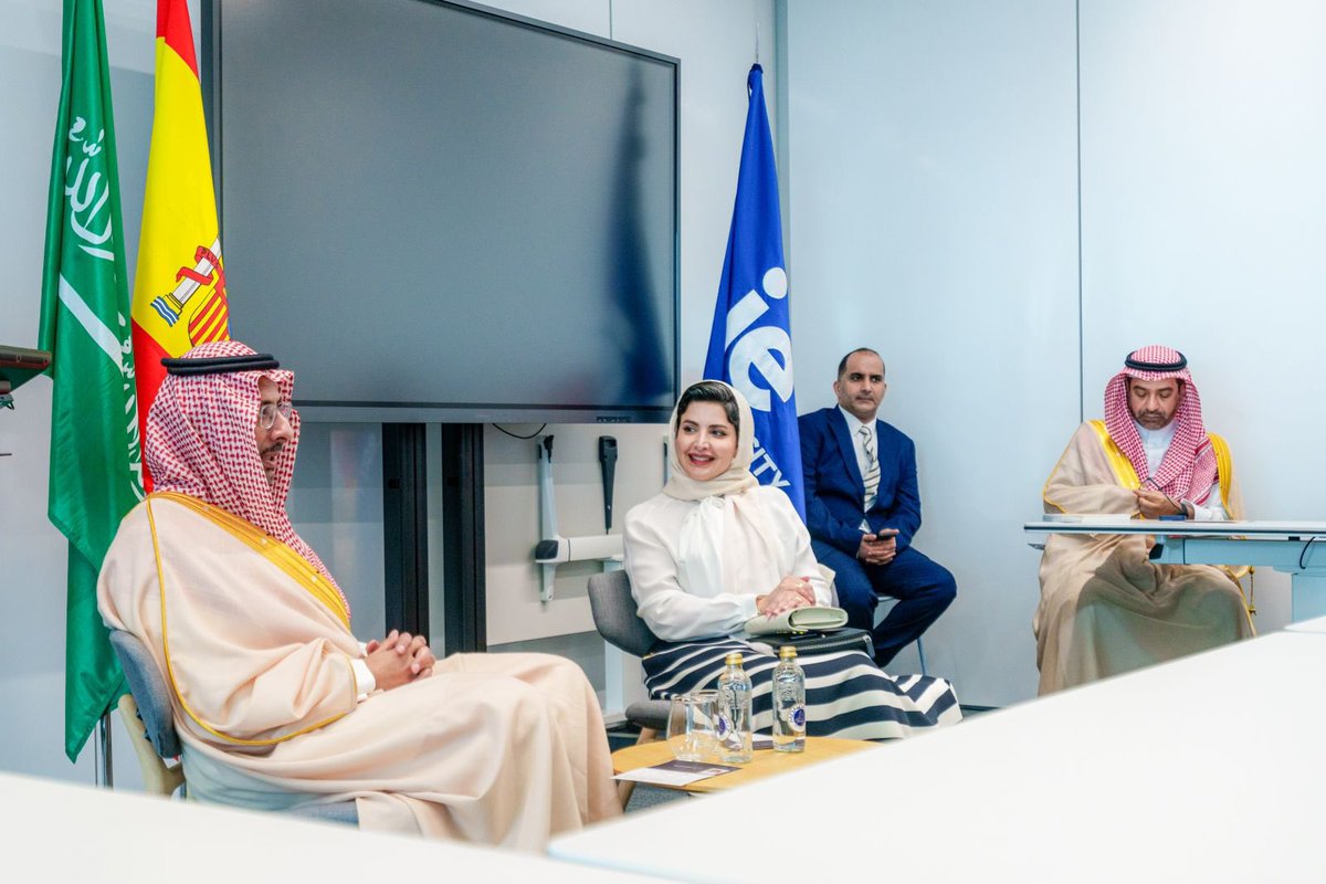 BAlkhorayef's tweet photo. يسعدني دائمًا لقاء شبابنا المبتعثين في كل زيارة خارجية أقوم بها، وقد أكدت على ذلك مجددًا خلال لقائي بمجموعة متميزة منهم في العاصمة الإسبانية مدريد، ويبقى دائمًا الفخر بطموحاتهم العالية، وتطلعاتهم الكبيرة للمساهمة في بناء مستقبل وطنهم https://t.co/ZfvnKEvuZX