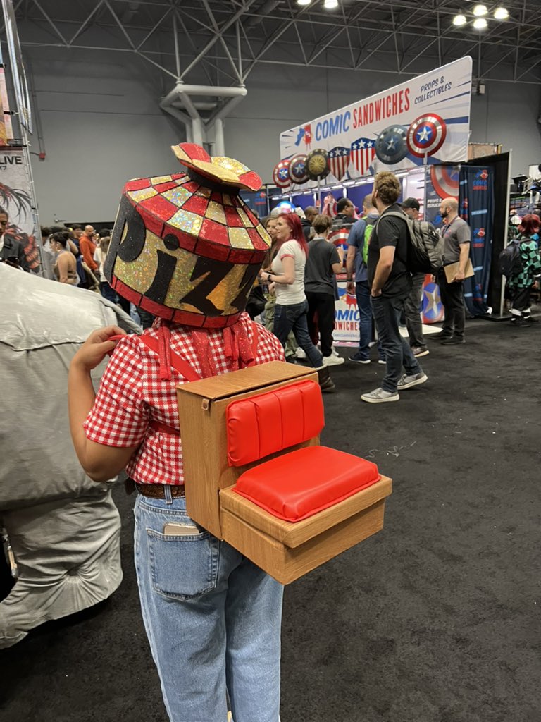 TanookiKuribo's tweet photo. This lady cosplayed as a 90’s Pizza Hut 🍕 #NYCC https://t.co/2ue3m86Eze