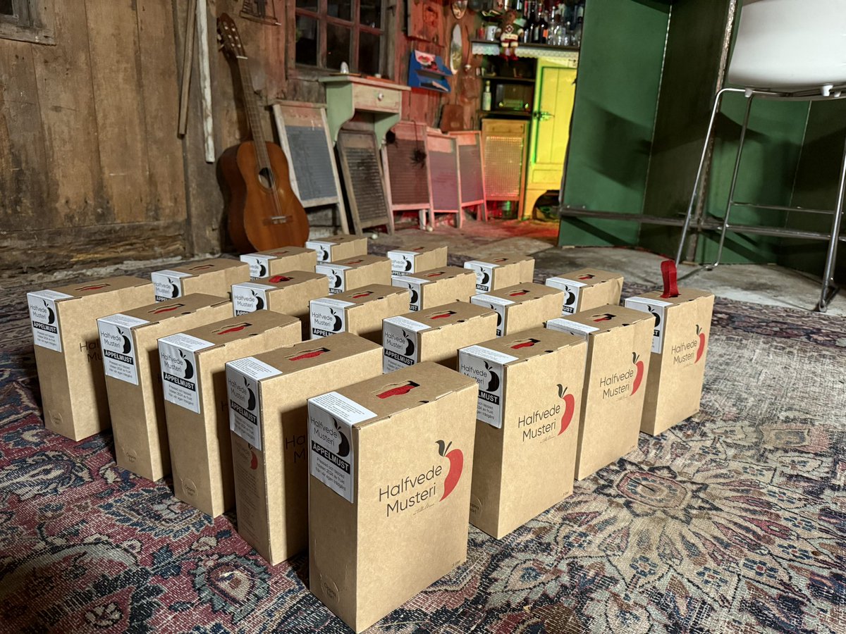 Gotland's tweet photo. Så här ser 60 liter äppelmust ut:

https://t.co/A2QF6OCw86 https://t.co/wfpcNpwgdy