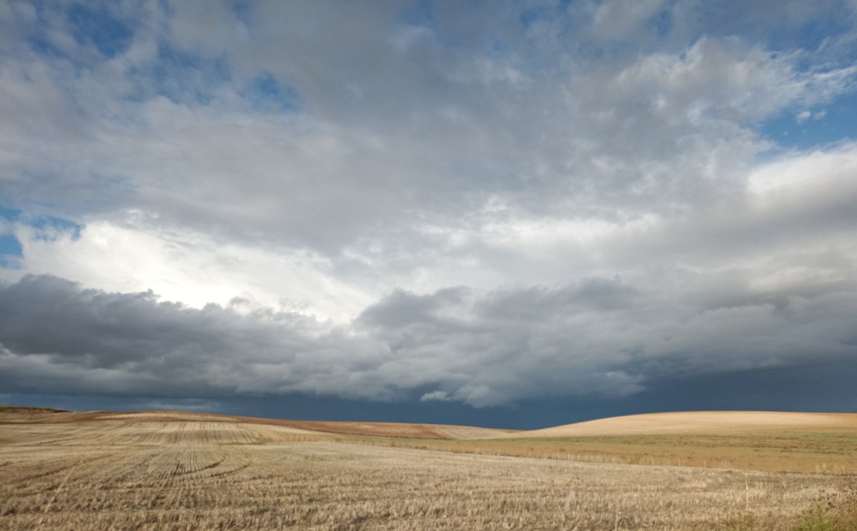 Paisaje mesetario de simbiosis entre la tierra, aparentemente vacía, y el cielo, aparentemente lleno.