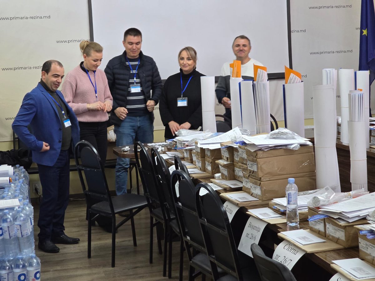 NDI's tweet photo. In preparation for the October 20 presidential election &amp; constitutional referendum, the @NDI's #MoldovaIEOM meets with stakeholders &amp; observes the ongoing preparations. Its 14 members are deployed across all regions of 🇲🇩#Moldova. https://t.co/oo4hoO8JGS