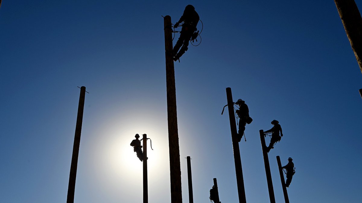 NMRECoops's tweet image. NMREC is proud to support the New Mexico Electric Utilities Supervisors’ Association Overhead School, where over 50-line workers and CNM Electric Lineworker Pre-Apprentice Program students are gaining hands-on, top-notch training. #NMREC #TrainingForTheFuture #ElectricUtilities