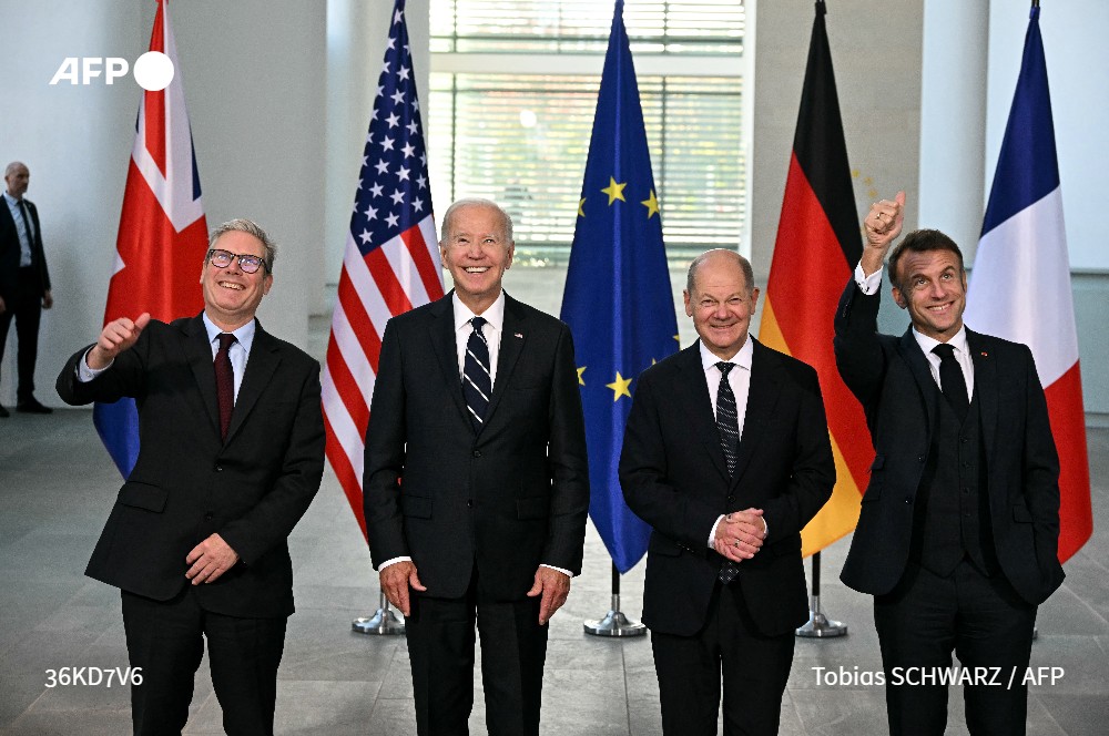 🇺🇦 Joe Biden, Emmanuel Macron, Olaf Scholz et Keir Starmer ont affirmé leur "détermination" à soutenir l'Ukraine dans sa guerre contre la Russie afin qu'elle obtienne une "paix juste et durable", dans une déclaration commune diffusée après une réunion à Berlin #AFP