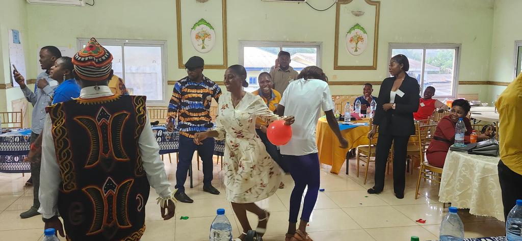 loyocameroon's tweet photo. It has been a transformative week conducting an intensive capacity-building training with @DallaireInst for 40 young women &amp; men from the NW &amp; SW regions of Cameroon on peace processes &amp; the prevention of the recruitment &amp; use of children by armed groups supportedd by #PSOPS. https://t.co/kskRZaqEVR