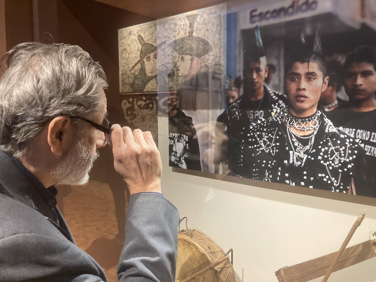 <a href="/FedericoGama/">Federico Gama</a> observando su obra