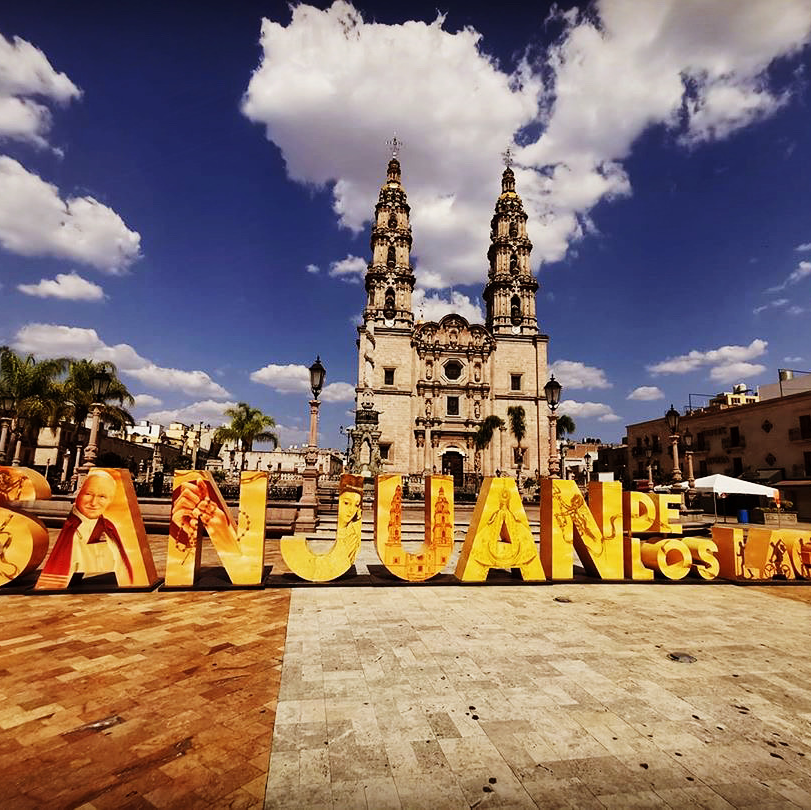 QuintaCesarMx's tweet photo. ¡Quédese en el mejor hotel de la región!

En #Hotel #QuintaCesar #SanJuandelosLagos creemos que aquí hay #muchopordescubrir y eso es parte de vivir #UnaExperienciaImperial

Tels. (395) 785 5551 y 46
(395) 106 6165 (WhatsApp)
https://t.co/qjY0LdYjjb
https://t.co/tCz3OOJdhv https://t.co/BlsQx08nbG