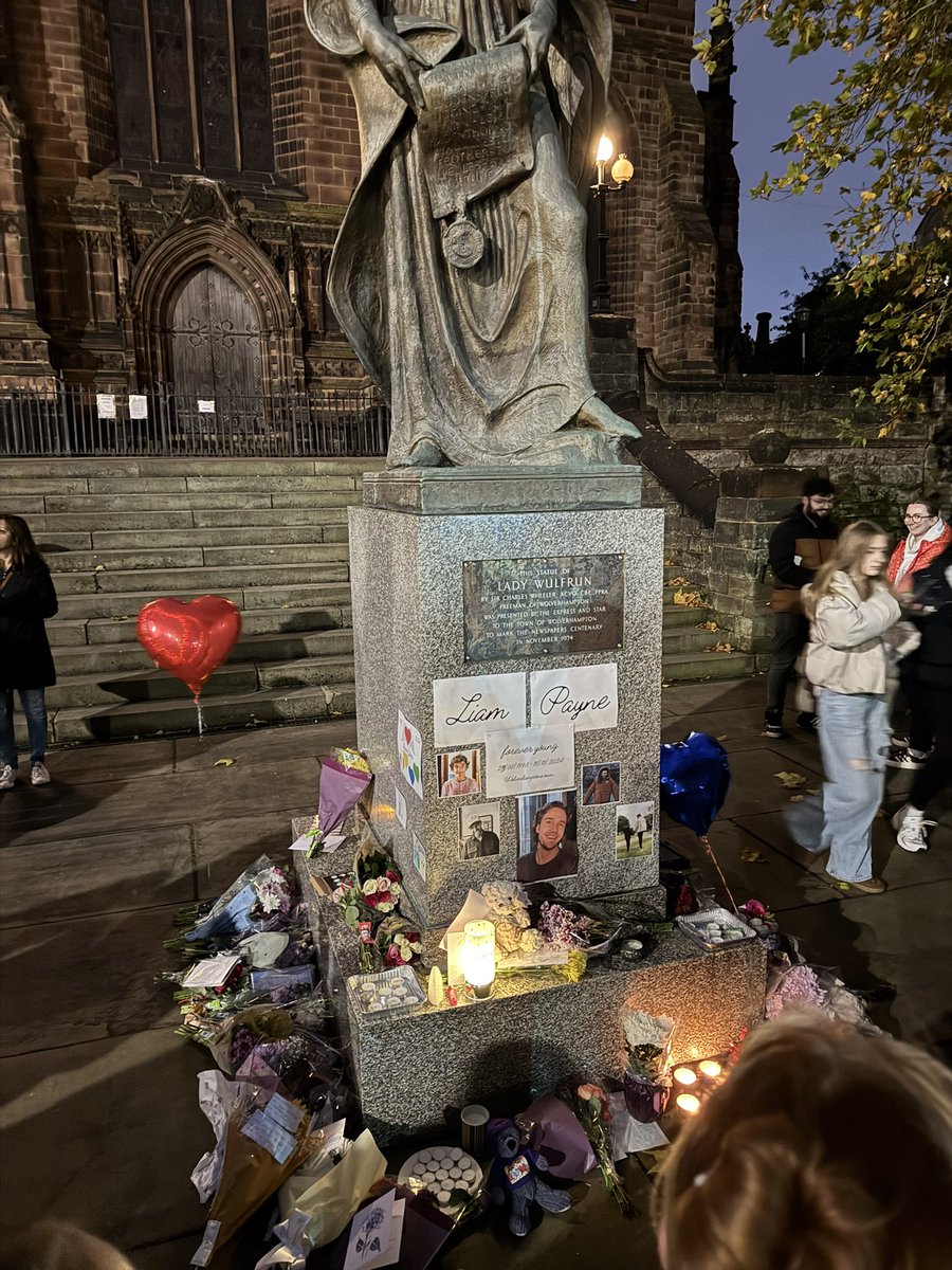 only_angel_tpwk's tweet photo. Liam Payne Memorial in Wolverhampton 💔🕊️ https://t.co/CQQLaJG6uA