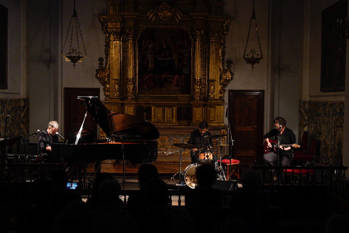 LaNauuv's tweet photo. 🎶 Els poemes de Vicent Andrés Estellés han ressonat a la Capella de la Sapiència de la mà de @marmoralezmusic.

✍️ La banda de música valenciana ha versionat tretze poemes del 'Llibre de Meravelles' en un concert inclòs en el cicle 'Estellés a La Nau' pel centenari del poeta. https://t.co/txptPGDfwx