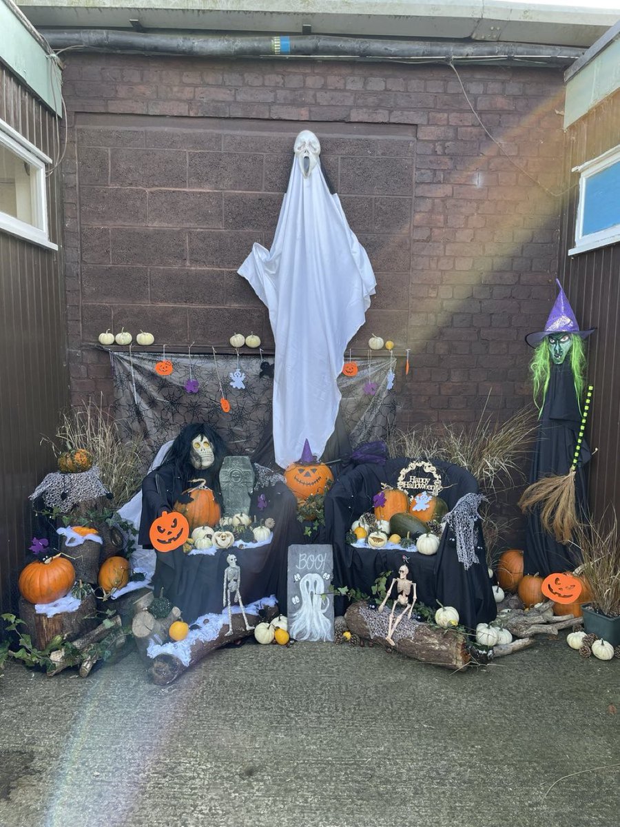 kj19642's tweet photo. Our wonderful Secret Garden volunteers have been busy today putting together this fabulous Halloween display together for our visitors to enjoy - why not pay us a visit soon @Leic_hospital https://t.co/qeyRs6fJIw