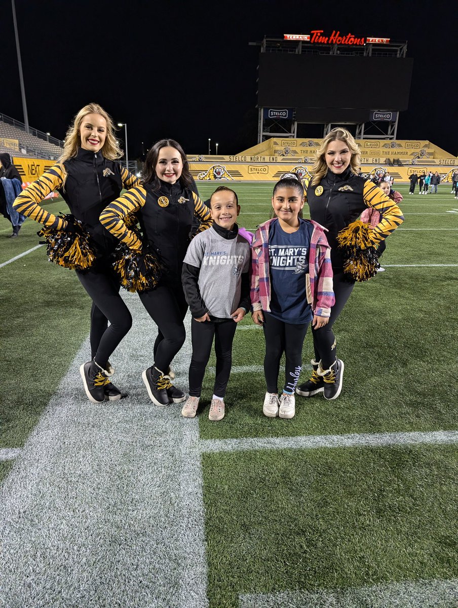 MsADunnigan's tweet photo. We are so proud of our Knights Dance Club for their hard work and enthusiasm at last nights @Ticats Cheer Extravaganza rehearsal! We cant wait to watch you shine on the field during  tonight’s performance! 💙🐯@stmhagersville @MsJJsclass @mrstayylorsmith @MissMori22 https://t.co/rycNplzVxZ