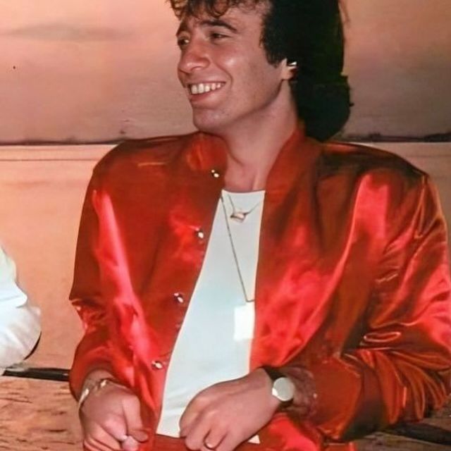 RealRobinGibb's tweet image. Feeling the ocean breeze, reminiscing about the good old days 🌊✨ Life’s journey is all about savoring the moments and the memories we make along the way. What’s your favorite memory with my music? #Throwback #OceanVibes #BeeGeesForever #StayinAlive #HowDeepIsYourLove #BeeGees