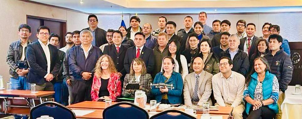 UNODC_PERU's tweet image. 🌿El proyecto #SIMCI, con apoyo de @UEenPeru, organizó el taller &quot;Uso de datos LiDAR para monitorear ecosistemas y agricultura&quot;.
1⃣1⃣ instituciones del Estado peruano se capacitaron en el uso de drones y tecnología #LiDAR para estimar la productividad de cultivos de coca.