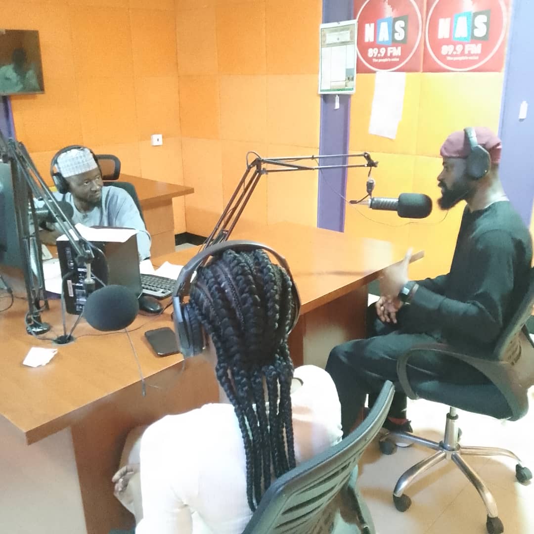 Zaka4tu's tweet photo. I bet you recognise him @Tunde_OD 
Had the privilege of hosting the Legend on Nas 89.9fm Yola. https://t.co/ZQrQMuhxyW
