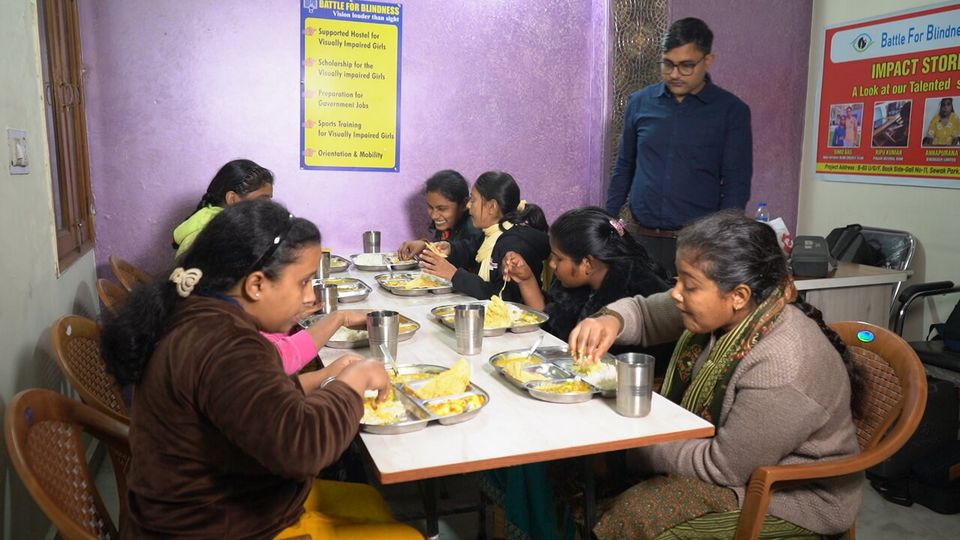 battle4blindnes's tweet photo. At Battle for Blindness, we believe that every girl deserves access to nutritious meals, no matter her circumstances. 
Visit Us: https://t.co/6QqZdacW45

#SupportTheBlind #NourishingMinds #EmpowermentThroughFood #BattleForBlindness https://t.co/EgIRNfPDFl