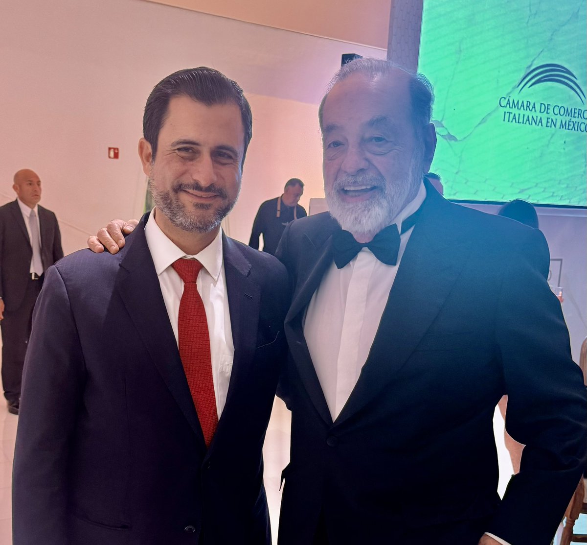 hectortejadasha's tweet photo. Un gusto acompañar a mi amigo Carlos Slim a recibir el premio México Italia por parte de La Cámara de Comercio Italiana en México. El premio fue entregado por mi amigo Lorenzo Vianello Presidente de la Cámara. #unidosenaccionespositivas  #concanaco @Carlos_Slim_D @lvianellomex https://t.co/ybFvz0UN9e