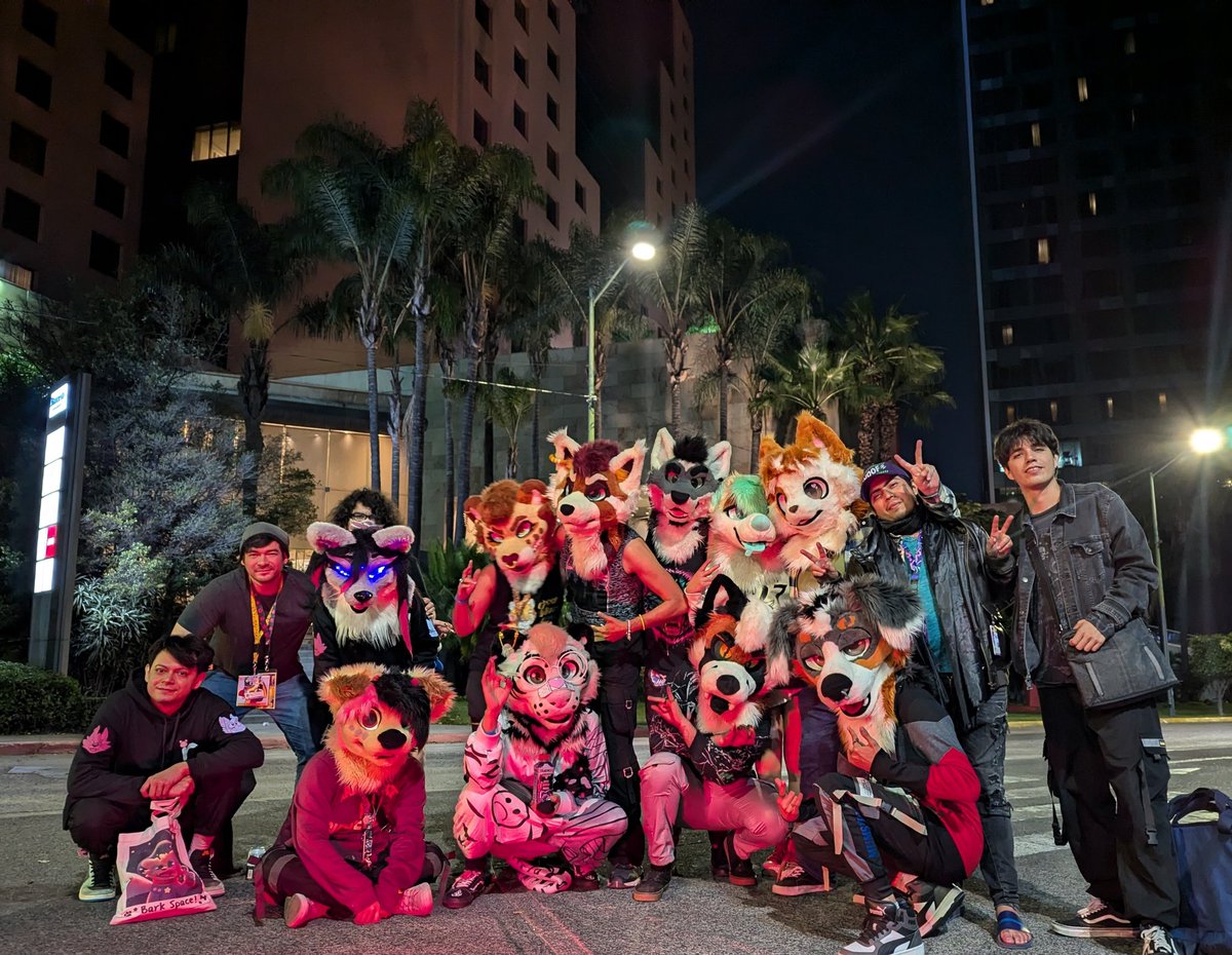 Ya hace una semana de confuror ver mucha banda!

Pura pinchi banda de calidad 
🤍🤍🤍

#FursuitFriday #viernesDeBotargas
