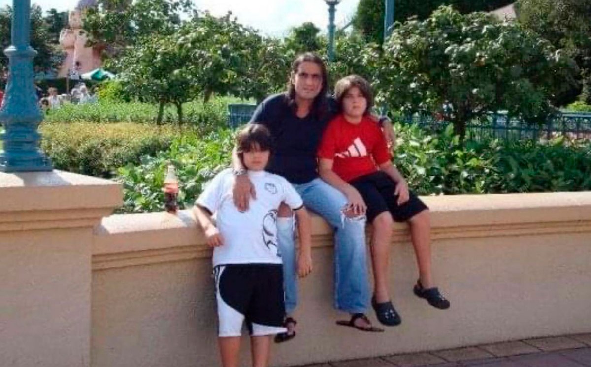 verdaddeeleazar's tweet image. Alex Saab por allá por 2008 usaba hasta pantalones rotos, era un pela bola y ahora ministro de un país donde no nació. ¿Su único mérito? Robarse más de 5000 millones de dólares. Por cierto, gracias Biden.