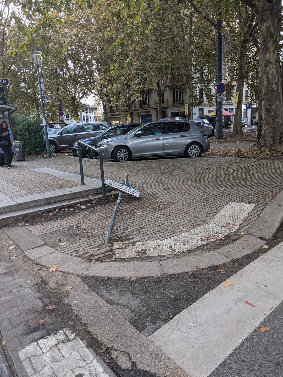 MehdiTadjine's tweet photo. @MDBIDF À Grenoble, ce mercredi, un taxi dans un SUV noir sauve une vie en se défoulant sur un poteau de tram plutôt que sur un cycliste 🥺 https://t.co/91Gh0VqgZ9