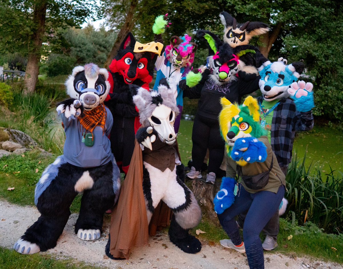 YOUUUU!!! 
Happy #FursuitFriday !!! 

Dejvthelorf (ig) 
Tharokdragon (ig)
Alex 
📸 <a href="/Gino_Wuuf/">Gino Wolf</a> 

🗺️ Zámek Jindřichovice