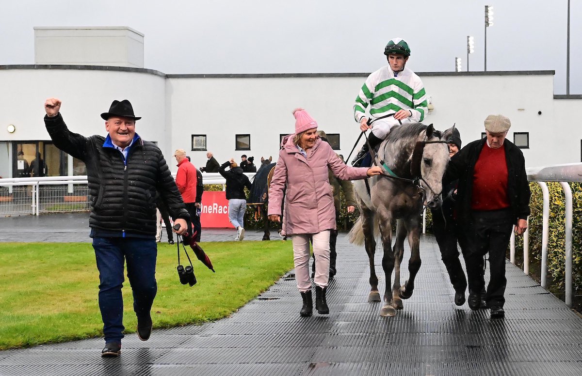 Walhaan you are a legend 🥇!!!!!  A fantastic ride by <a href="/BenCoen2/">Ben Coen</a> and guts and determination from Wally to get his nose in front at <a href="/DundalkStadium/">Dundalk Stadium</a> this evening.  Huge congratulations to all his connections.  

#Poweredbybluegrass #ARKequine #Mullingarautos