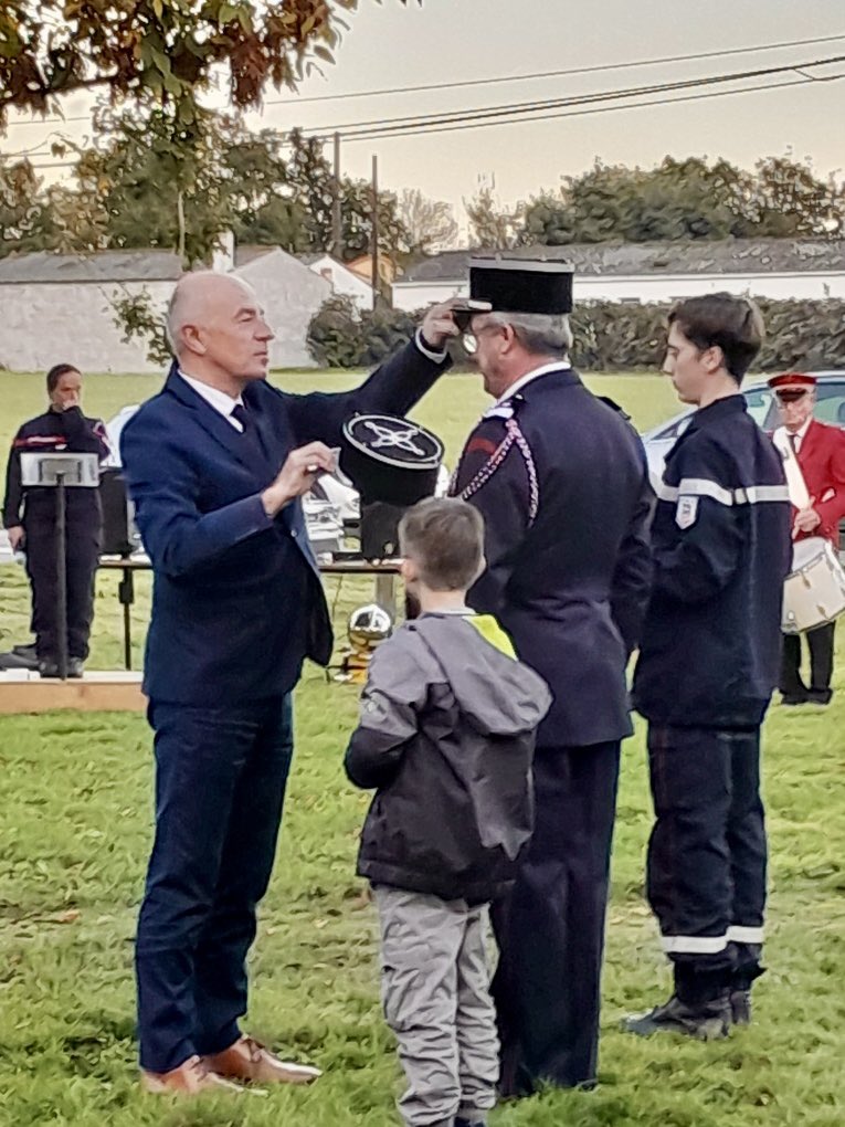 Michel_MENARD's tweet photo. Moment solennel pour la passation de commandement au Centre d’incendie et de secours de #SaintColomban entre le Capitaine honoraire Jean-Noël Flaire et l'Adjudant-chef Hervé Honoré. 
Merci à eux et aux sapeurs-pompiers de la commune 🚒 https://t.co/ntvkIo0fBH