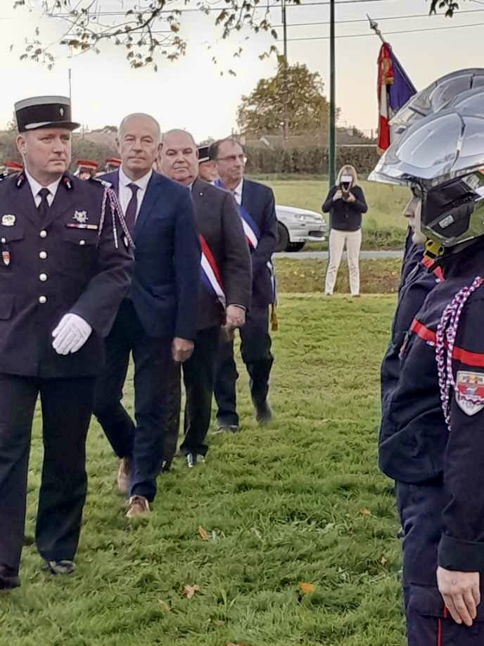 Michel_MENARD's tweet photo. Moment solennel pour la passation de commandement au Centre d’incendie et de secours de #SaintColomban entre le Capitaine honoraire Jean-Noël Flaire et l'Adjudant-chef Hervé Honoré. 
Merci à eux et aux sapeurs-pompiers de la commune 🚒 https://t.co/ntvkIo0fBH