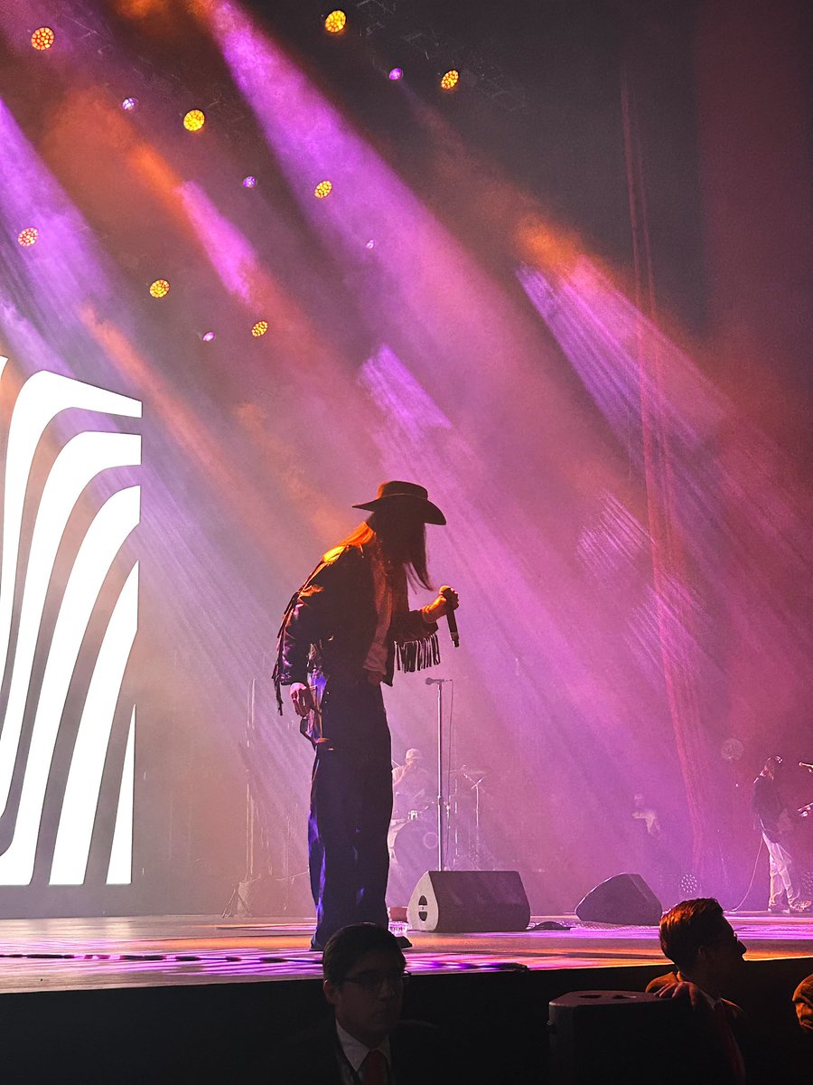 _denident's tweet photo. La experiencia de ir a un concierto de @CarlosSadness recomiendo nunca saltársela

Es más que música, es pura magia 🎶✨🌞🤎 https://t.co/ox34Zu9eIW