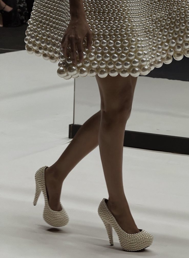 fashion_shw's tweet photo. من مجموعة ` روح ` للمصممة خولة العيبان ، وجمال التصاميم مابين الأقمشة البراقه واللؤلؤ .. https://t.co/jZ5Bi3S0ho