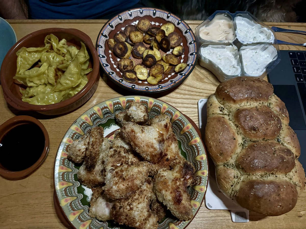 maxinekbrown's tweet image. Picky tea was lovely. Cheesey pull apart bread. Crispy chicken wings, plantain &amp;amp; gyoza 

#pickytea
#pullapartbread
#chickenwings
#tastyfood