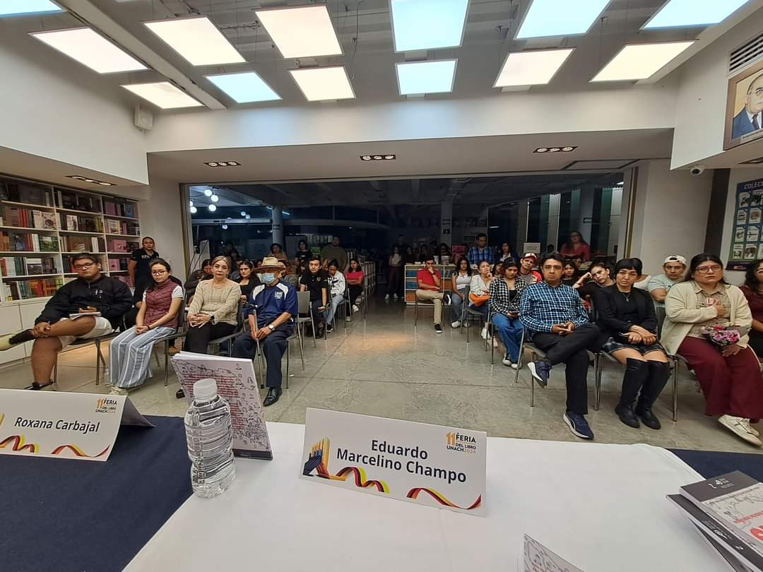 Con mucha alegría les comparto algunas imágenes de la presentación de mi libro en la Feria Internacional del Libro Unach. Agradezco infinitamente a R. Carbajal (<a href="/chiliwilli760/">Roxana L. Carbajal</a> ) y a <a href="/marijosanchez_r/">María José Sánchez Ruiz</a> por la compañía y las palabras hacia mi trabajo. 
😊🫶📖📚