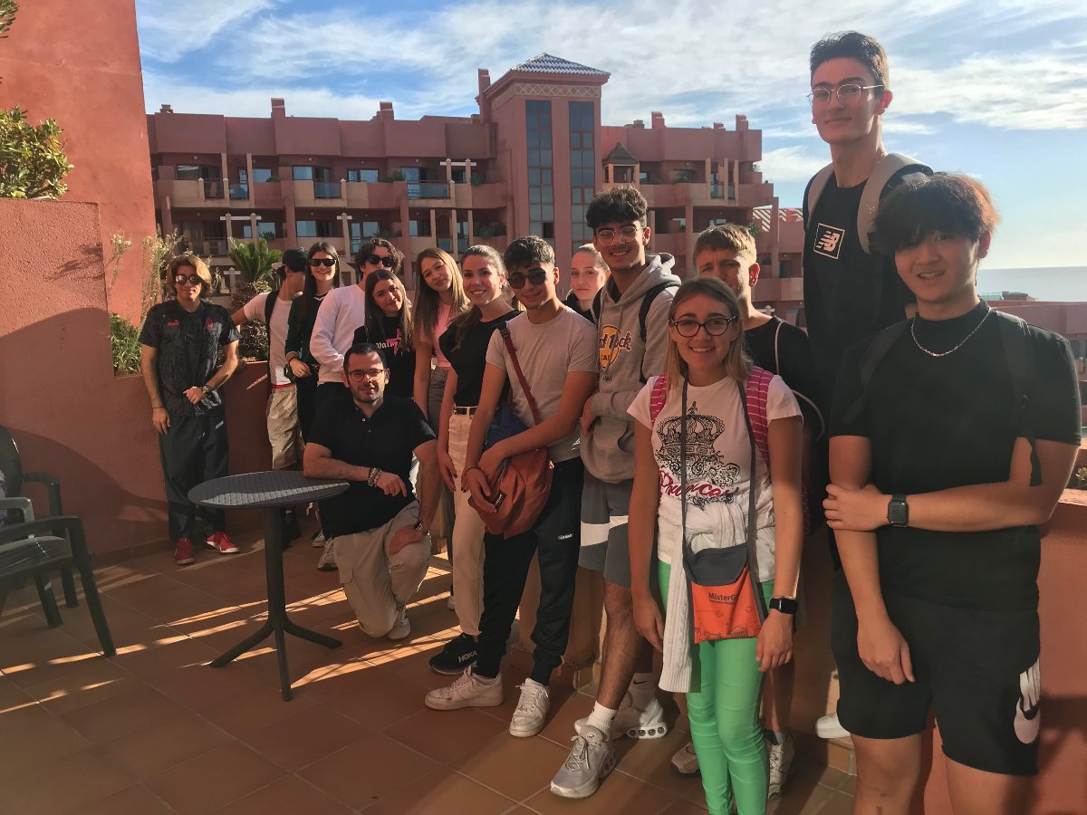 GrupoPenarroya's tweet image. La semana pasada recibimos en @Holiday_World a un grupo de alumnos del colegio @maravillastw, compuesto por 14 estudiantes italianos y tres profesores, como parte de nuestro #ProyectoConecta, puesto en marcha por el Departamento de #PersonasyValores para la captación de #talento